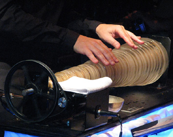 Des sons inouis sous les doigts de l'interprète...