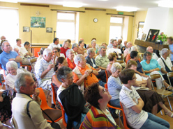 Un public attentif qui a lanc&eacute; le d&eacute;bat, prolong&eacute; lors d'un vin d 'honneur offert par la Municipalit&eacute;