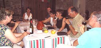 Autour des vins d'Irouléguy et de Fronton, Francoise Daugey a expliqué les trois phases d'une dégustation devant un auditoire passionné.