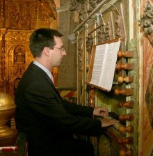  Raul del Toro est  le professeur d'orgue du Conservatoire Superieur de Musique de Pamplona, un des principaux centres d'enseignement musical nord de l'Espagne