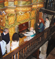 Quelques congressistes profitent de l'occasino pour essayer cet instrument dont ils ont tant entendu parler