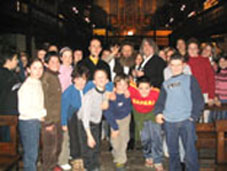  Fifaro (Albertus Dercksen), entour&eacute; par les deux com&eacute;diens et par une partie des enfants, &agrave; l'issue du spectacle...!