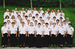 Le choeur mixte Lapurtarrak nh&eacute;site pas &agrave; mettre en sc&egrave;ne certains des chants qu'il interpr&egrave;te 