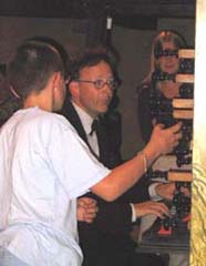 Rudolf Lutz entouré par deux jeunes assistants, improvisant la registration selon ses indications!