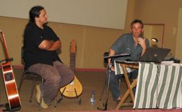 Une voix rude comme celle des colons, des textes de l'époque en euskera, soutenus par quelques notes de guitare : une évocation puissante de l'émigration...