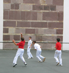 Affrontement amical (mais acharn&eacute;!) en blanc et rouge, devant l'&eacute;glise de Baigorri