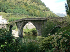 Espiègles ou inquiétants, les laminak tiennent une place de choix dans la mythologie basque : ne dit-on pas, par exemple, qu'ils ont construit le pont d'enfer à Bidarray?