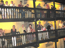 Le public garnissant les galeries assiste au concert comme dans un th&eacute;atre