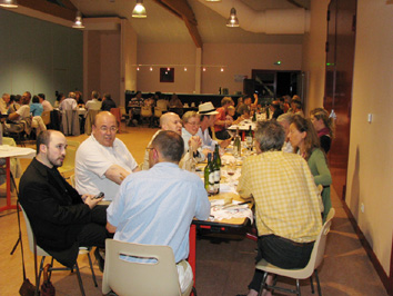 Autour des artistes et des bénévoles, un succulent repas servi par le traiteur Paxkal, de Uhart-Cize