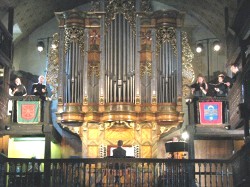 Les membres de l'ensemble sagittarius entourant l'orgue, dans des oeuvres de Schein Schtz et Bach
