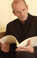 Joel Suhubiette, un chef charismatique, qui incarne le plaisir de diriger les choeurs, qu'il soient amateurs ou professionnels