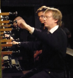 Wolfgang Zerer, avec le jeune Thomas Ospital comme tourneur de pages